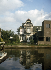 20217 Gezicht op het huis Oude Kerkweg 12 te Utrecht met op de voorgrond de Vaartsche Rijn.N.B. Het huidige adres van ...